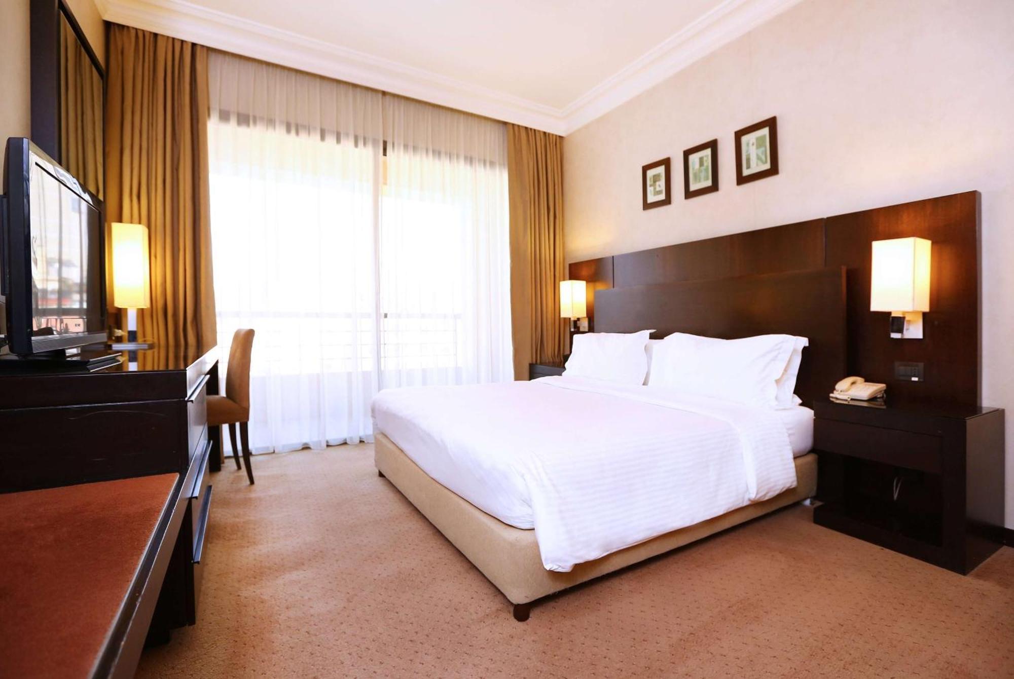 Ramada Plaza By Wyndham Beirut Raouche Hotel Exterior foto