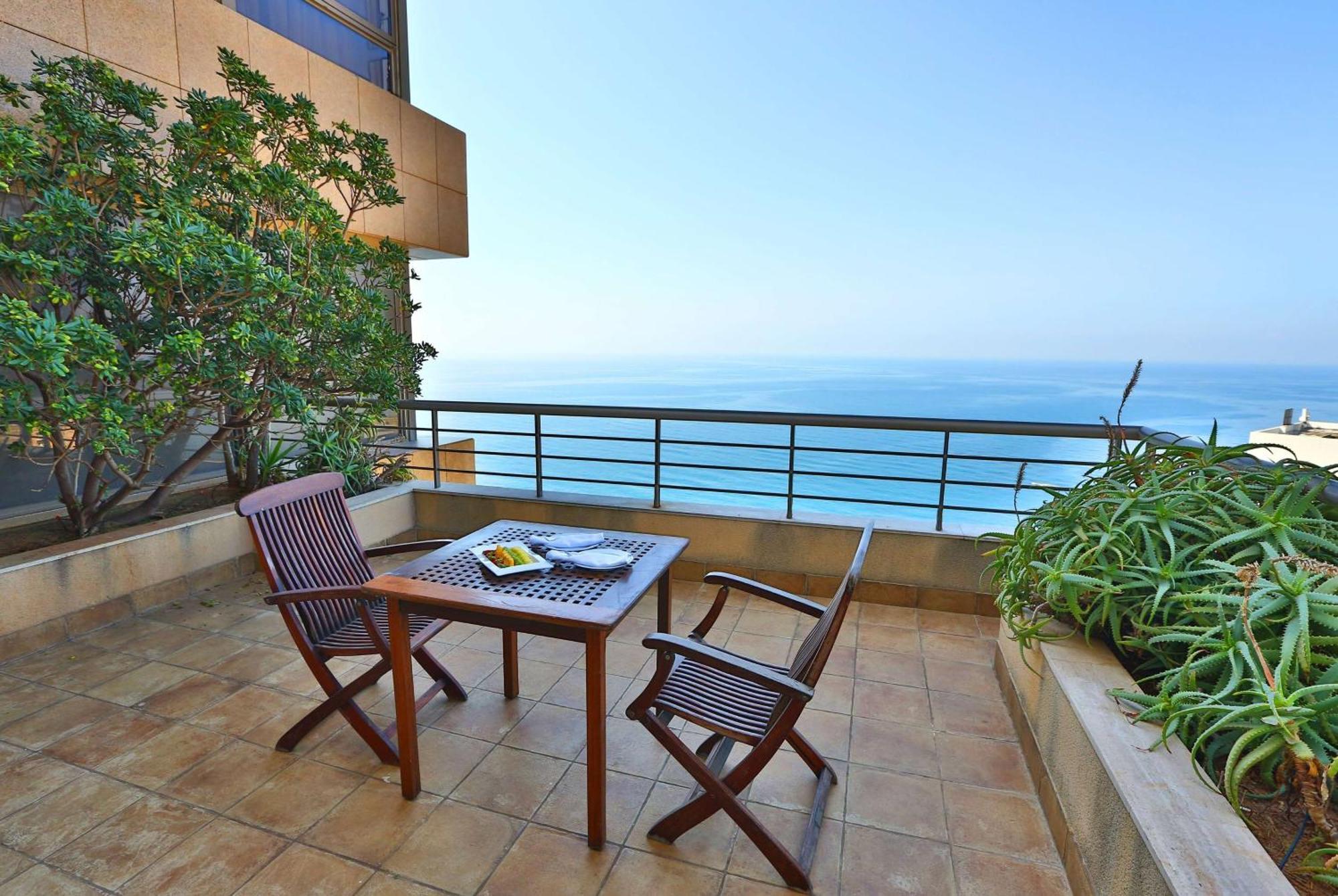 Ramada Plaza By Wyndham Beirut Raouche Hotel Exterior foto