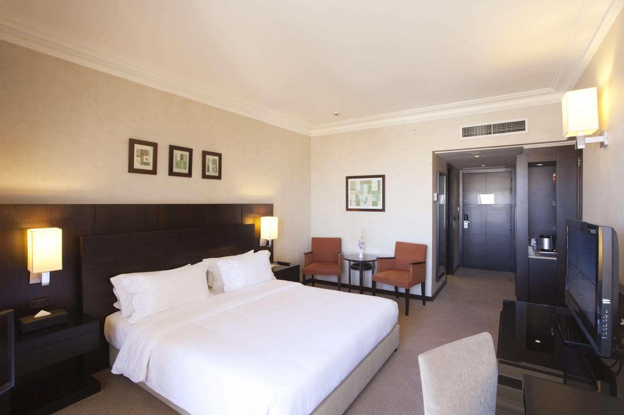 Ramada Plaza By Wyndham Beirut Raouche Hotel Exterior foto