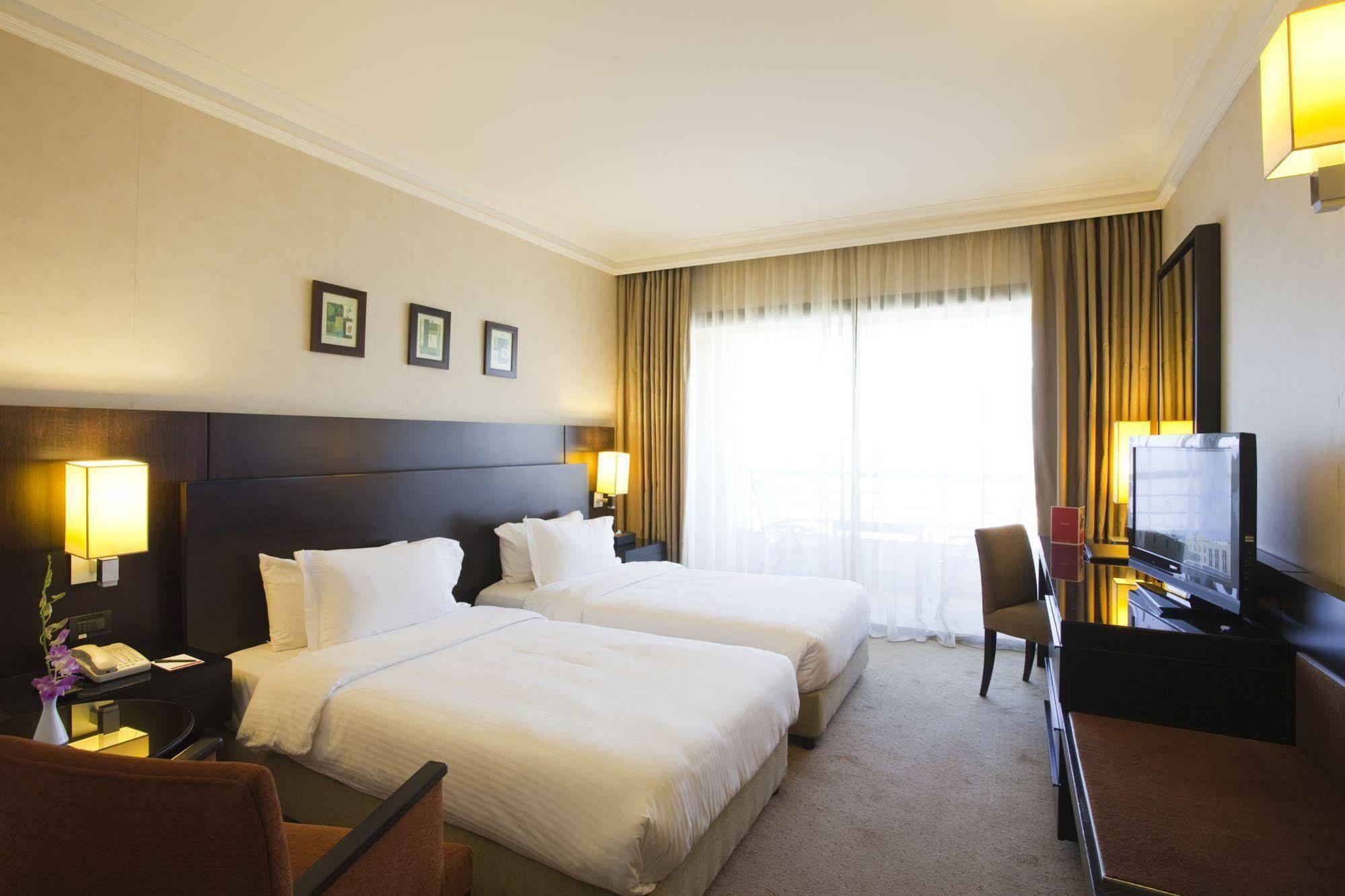 Ramada Plaza By Wyndham Beirut Raouche Hotel Exterior foto